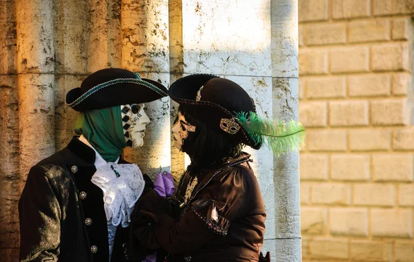 Due maschere durante il tradizionale Carnevale . — Foto Stock