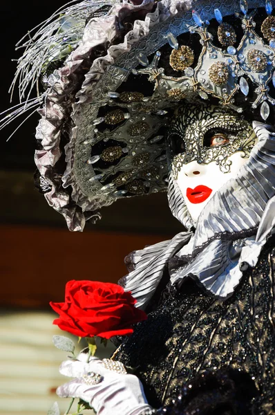 Máscara romántica con rosa durante el Carnaval . —  Fotos de Stock