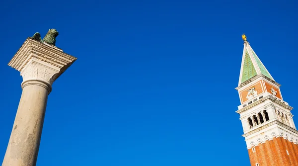 The Lion of Venice and Campanile — Stock Photo, Image