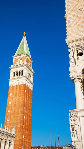 Angel at corner of Doge's Palace and Campanile — Stock Photo, Image