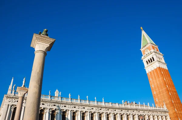 Lionen av Venedig och campanile — Stockfoto