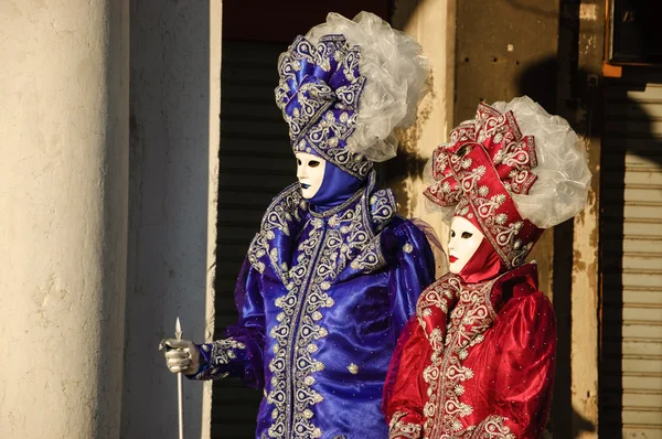 Två masker under traditionell karneval. Royaltyfria Stockbilder