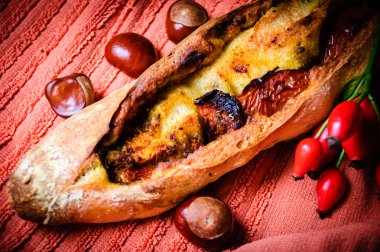 Lezzetli İtalyan bruschetta güneş ile domates, zeytin yağı ve fesleğen pesto eski bir grungy havlu üzerinde kurutulur. Rustik tarzı.