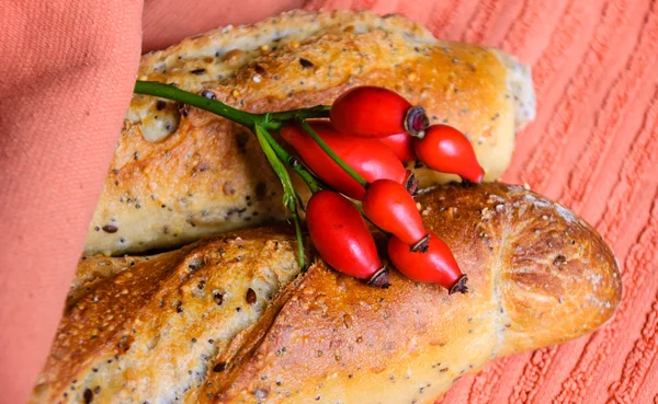 Panes multigrano recién horneados sobre una vieja toalla grumosa. Estilo rústico . — Foto de Stock