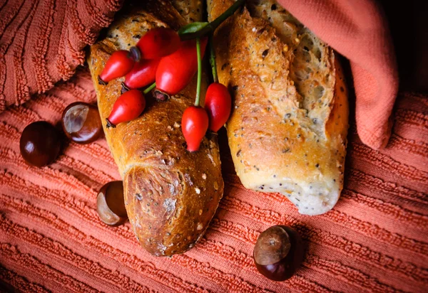 갓 구운 멀티 오래 된 지저분한 수건에 곡물 빵. 소박한 스타일. — 스톡 사진