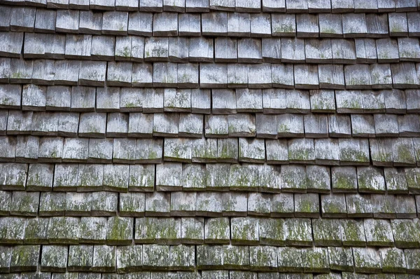 古い伝統的な木造瓦屋根. — ストック写真