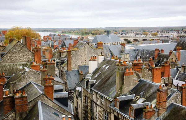 Daken van het middeleeuwse stadje Blois in Loirevallei (Val de Loire, Frankrijk) — Stockfoto