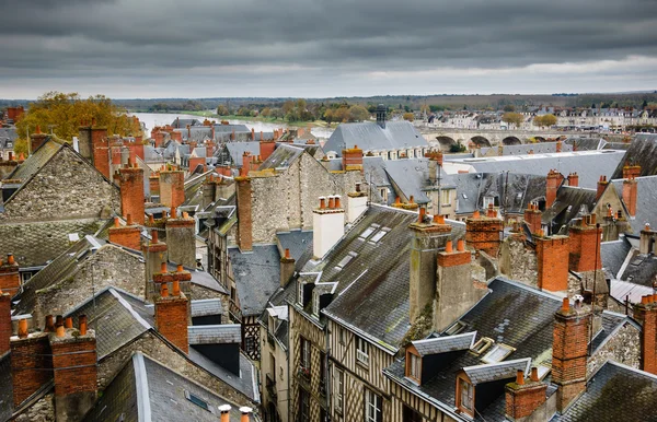Daken van het middeleeuwse stadje Blois in Loirevallei (Val de Loire, Frankrijk) — Stockfoto