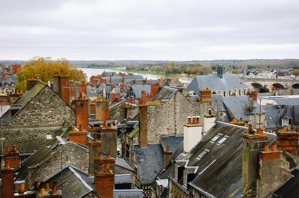 Daken van het middeleeuwse stadje Blois in Loirevallei (Val de Loire, Frankrijk) — Stockfoto