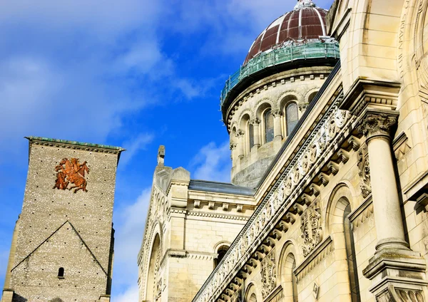 Basilica of St Martin and Charlemagne tower (remaining of huge early medieval basilica) at backgrounds in the old center of the city of Tours. (Val de Loire, France) — Stock Photo, Image