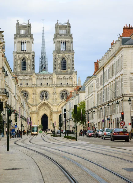 ORLEANS, FRANCIA - 11 NOVEMBRE 2014: Paesaggio urbano di Orleans con la Cattedrale e il tram. Nel 1429 Giovanna d'Arco salvò la città dall'assedio inglese durante la guerra dei cent'anni . — Foto Stock