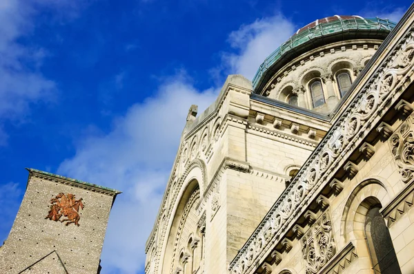 Basilika St. Martin und Turm Karls des Großen (Reste einer riesigen frühmittelalterlichen Basilika) im Hintergrund in der Altstadt der Stadt Touren. (val de loire, Frankreich) lizenzfreie Stockbilder