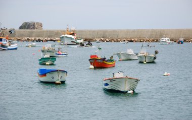Sagres, Portekiz - 3 Mayıs 2015: Balıkçı tekneleri Algarve bölgesi Sagres bağlantı noktası olarak. Bölgede balıkçılık turları turistler için önerilen