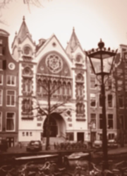 Amsterdam maisons sur le canal, lampadaire, vélos et bateaux. Photo vieillie floue. Sepia . — Photo