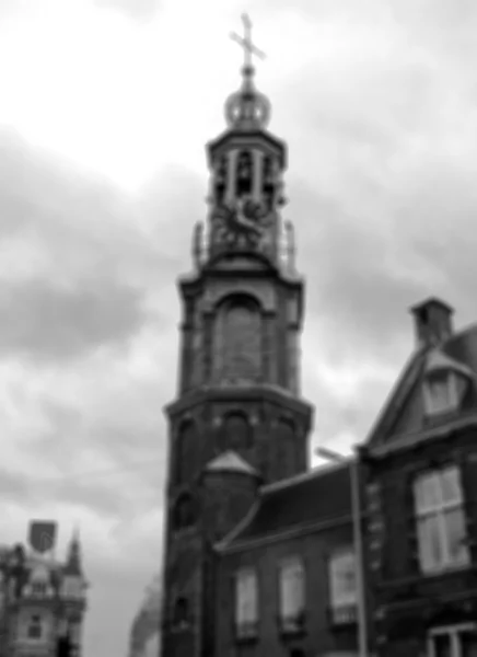 Torre do relógio Munttoren em Amsterdã. Foto envelhecida desfocada. Preto e branco . — Fotografia de Stock