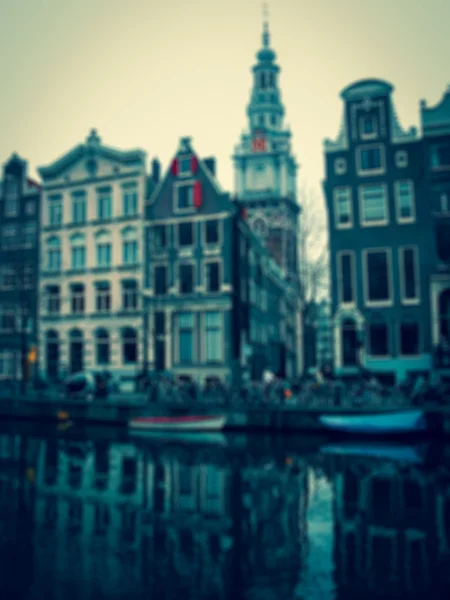 Amszterdam házak felett a csatorna és a tükörképét a vízben. Homályos tónusú fénykép. — Stock Fotó