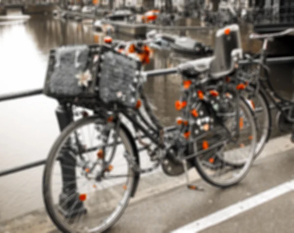 Bicicleta vintage decorada con corazones y flores en el puente de Ámsterdam (Países Bajos). Foto tonificada borrosa . — Foto de Stock