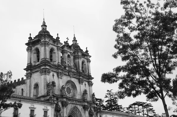 暗い曇りの日のアルコバカ修道院。アルコバカ(ポルトガル)の中世ローマカトリック修道院は、ユネスコの世界遺産です。老人写真。白黒. — ストック写真