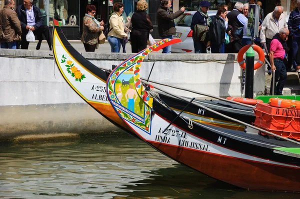 Aveiro, Portekiz - 27 Nisan 2015: Kıdemli turistler Moliceiro teknelerinde gezintiye çıkıyor. Romantik, dini tarihi veya mizahi sahneleri betimleyen bu geleneksel renkli yarım ay şeklindeki tekneler. — Stok fotoğraf