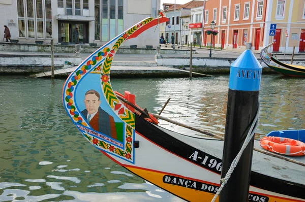 Aveiro, Portugal-27 april 2015: typische Moliceiro-boot versierd met portret van Antonio Egas Moniz. Moniz was een Portugese neuroloog die de Nobelprijs voor de Geneeskunde ontving. — Stockfoto