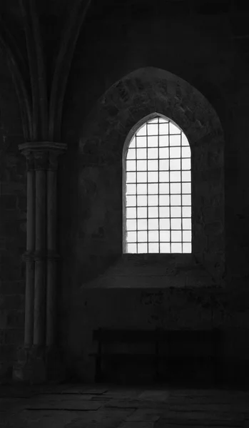 Una luz a través de la ventana de la Catedral de Evora (Portugal). Foto envejecida. Blanco y negro . —  Fotos de Stock