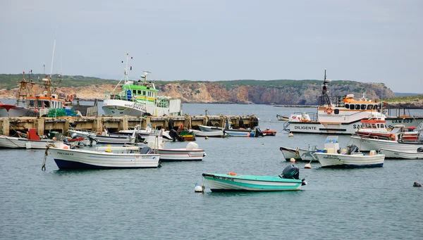 アルガルヴェ地方のサグレス ポート サグレス、ポルトガル - 2015 年 5 月 3 日: 漁船。観光客に地域の釣りツアーを提案します。 — ストック写真