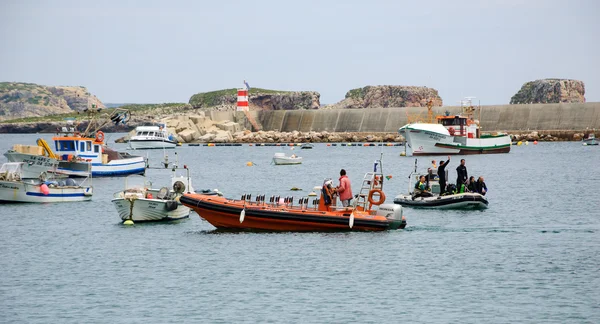 SAGRES, PORTUGAL - MAY 3, 2015: Fishing boats in the port of Sagres in Algarve region. Fishing tours in the area are proposed to the tourists — Stock Photo, Image