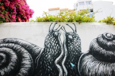 Lagos, Portekiz - 3 Mayıs 2015: Grafiti sanatçısı Roa tarafından aşık iki salyangoz. Roa siyah beyaz grafiti çalışır onun büyük ölçekli hayvan için bilinen
