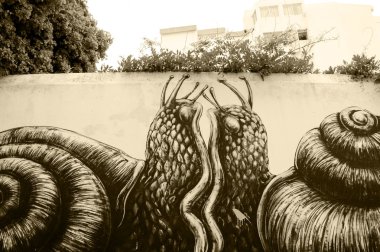 Lagos, Portekiz - 3 Mayıs 2015: Grafiti sanatçısı Roa tarafından aşık iki salyangoz. Roa siyah beyaz grafiti çalışır onun büyük ölçekli hayvan için bilinen