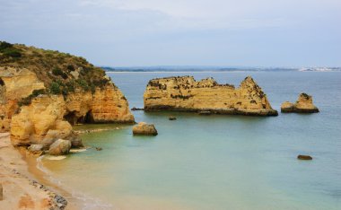 Taş kemer, mağaralar, kaya oluşumları Dona Ana Beach (Lagos, Algarve kıyısında, Portekiz) akşam ışık. 