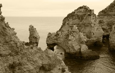 Taş kemer, mağaralar, kaya oluşumları Dona Ana Beach (Lagos, Algarve kıyısında, Portekiz) akşam ışık. Yaşlı fotoğraf. Sepya.