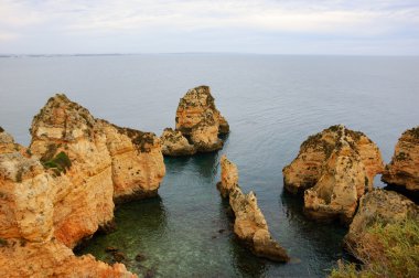 Taş kemer, mağaralar, kaya oluşumları Dona Ana Beach (Lagos, Algarve kıyısında, Portekiz) akşam ışık.
