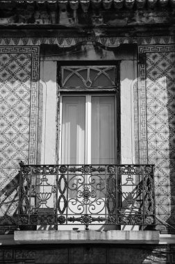 Balkon ve seramik (azulejos) duvar dövme Rusty. Tipik eski bina Lizbon (Portekiz) Merkezi mimari ayrıntı. Yaşlı fotoğraf. Siyah ve beyaz.