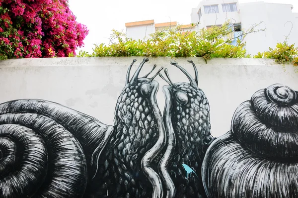 LAGOS, PORTUGAL - 3 DE MAYO DE 2015: Dos caracoles enamorados del artista de graffiti ROA. ROA es conocido por sus enormes obras de graffiti animal en blanco y negro — Foto de Stock