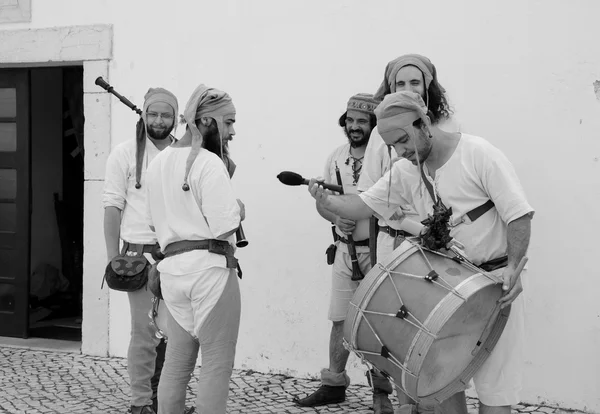 LAGOS, PORTUGAL - 3 de maio de 2015: Cinco músicos em trajes medievais fazendo um ensaio antes de sua performance na feira medieval local . — Fotografia de Stock