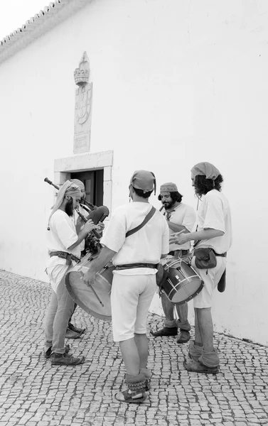 LAGOS, PORTUGAL - 3 DE MAYO DE 2015: Cinco músicos con disfraces medievales hacen un ensayo antes de su actuación en la feria medieval local . —  Fotos de Stock