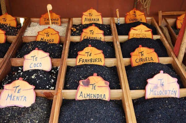 Varietà di infusi di tè nero al banco nel mercato di strada in Portogallo . — Foto Stock
