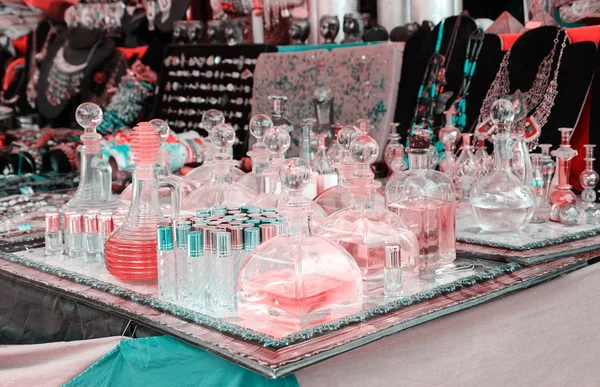 在葡萄牙跳蚤市场的葡萄酒香水瓶。色调照片. — 图库照片