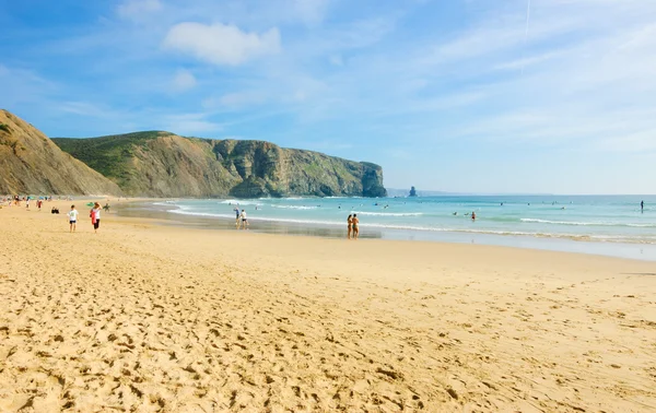 Praia na região algarvia de Portugal. Pessoas nadando e surfando. Foto envelhecida. Preto e branco . — Fotografia de Stock