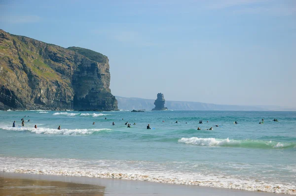 Praia na região algarvia de Portugal. Pessoas nadando e surfando. Foto envelhecida. Preto e branco . — Fotografia de Stock