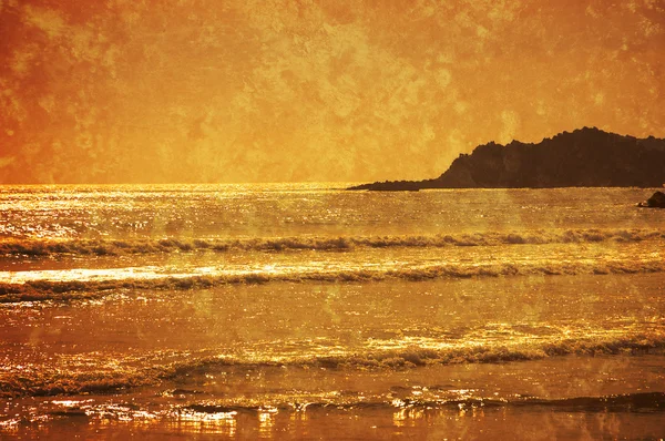 황금 빛 일몰 절벽과 해양 풍경. 스크래치와 복고풍 숙성 된 톤 사진. — 스톡 사진