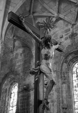 Lisbon, Portekiz - 22 Nisan 2015: Haç ve tavan Jeronimos Manastırı Kilisesi içinde. Bu manastır Portekizce Gotik Manuelin tarzının en önemli örneklerinden biridir.