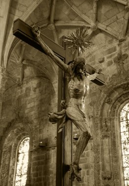 Lisbon, Portekiz - 22 Nisan 2015: Haç ve tavan Jeronimos Manastırı Kilisesi içinde. Bu manastır Portekizce Gotik Manuelin tarzının en önemli örneklerinden biridir.