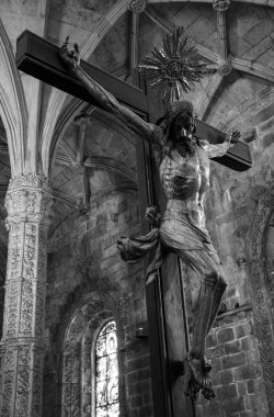 Lisbon, Portekiz - 22 Nisan 2015: Haç ve tavan Jeronimos Manastırı Kilisesi içinde. Bu manastır Portekizce Gotik Manuelin tarzının en önemli örneklerinden biridir.