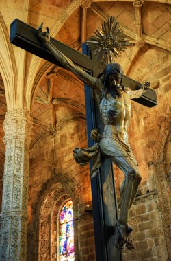 Lisbon, Portekiz - 22 Nisan 2015: Haç ve tavan Jeronimos Manastırı Kilisesi içinde. Bu manastır Portekizce Gotik Manuelin tarzının en önemli örneklerinden biridir.