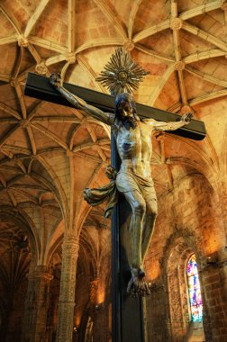 Lisbon, Portekiz - 22 Nisan 2015: Haç ve tavan Jeronimos Manastırı Kilisesi içinde. Bu manastır Portekizce Gotik Manuelin tarzının en önemli örneklerinden biridir.