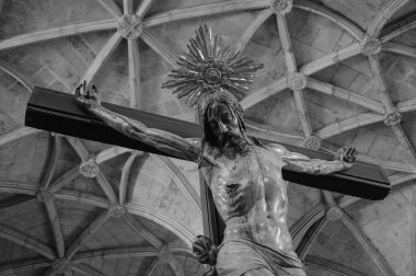 Lisbon, Portekiz - 22 Nisan 2015: Haç ve tavan Jeronimos Manastırı Kilisesi içinde. Bu manastır Portekizce Gotik Manuelin tarzının en önemli örneklerinden biridir.