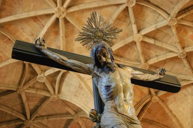 Lisbon, Portekiz - 22 Nisan 2015: Haç ve tavan Jeronimos Manastırı Kilisesi içinde. Bu manastır Portekizce Gotik Manuelin tarzının en önemli örneklerinden biridir.