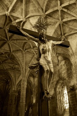 Lisbon, Portekiz - 22 Nisan 2015: Haç ve tavan Jeronimos Manastırı Kilisesi içinde. Bu manastır Portekizce Gotik Manuelin tarzının en önemli örneklerinden biridir.