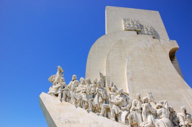 Lizbon'un Belem mahallesinde Tagus Nehri üzerinde keşifler anıtı (Padrao dos Descobrimentos) (Portekiz). 